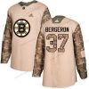 Adidas Boston Bruins #37 Patrice Bergeron Maastokuvio Aito 2017 Veterans Day Ommeltu NHL Paita – Miesten