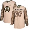 Adidas Boston Bruins #37 Patrice Bergeron Maastokuvio Aito 2017 Veterans Day Ommeltu NHL Paita – Nuoret