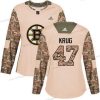 Adidas Boston Bruins #47 Torey Krug Maastokuvio Aito 2017 Veterans Day Ommeltu NHL Paita – Naisten