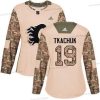 Adidas Calgary Flames #19 Matthew Tkachuk Maastokuvio Aito 2017 Veterans Day Ommeltu NHL Paita – Naisten