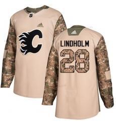 Adidas Calgary Flames #28 Elias Lindholm Maastokuvio Aito 2017 Veterans Day Ommeltu NHL Paita – Miesten